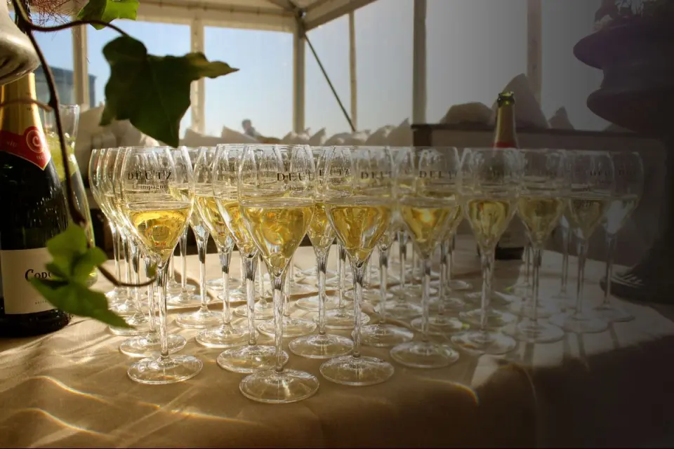 restaurang vid havet firande med champagne